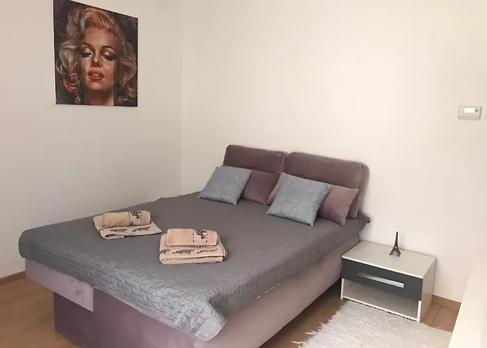 Monro Apartment