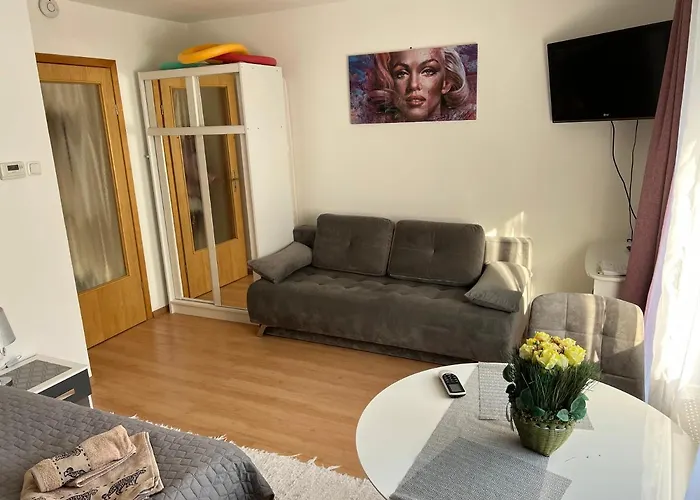 Monro Apartment