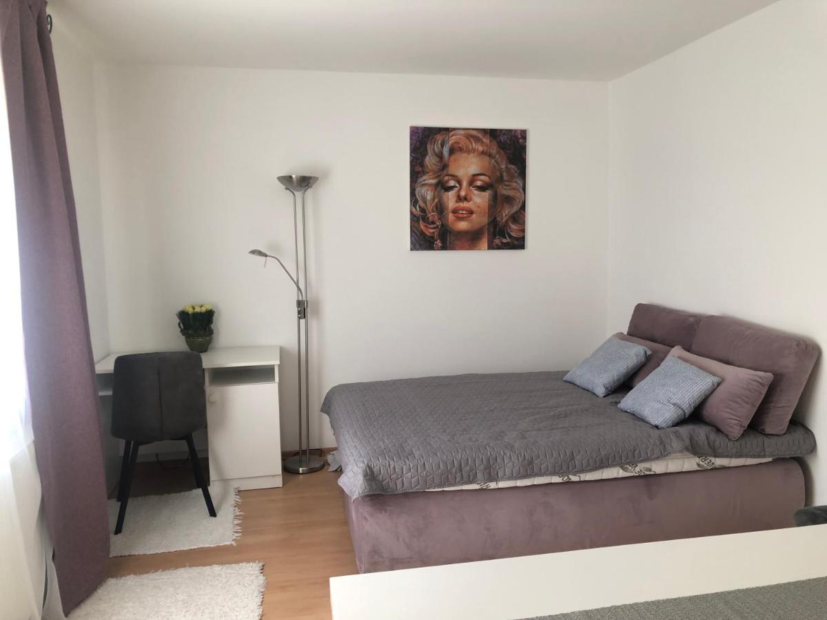 Monro Apartment *